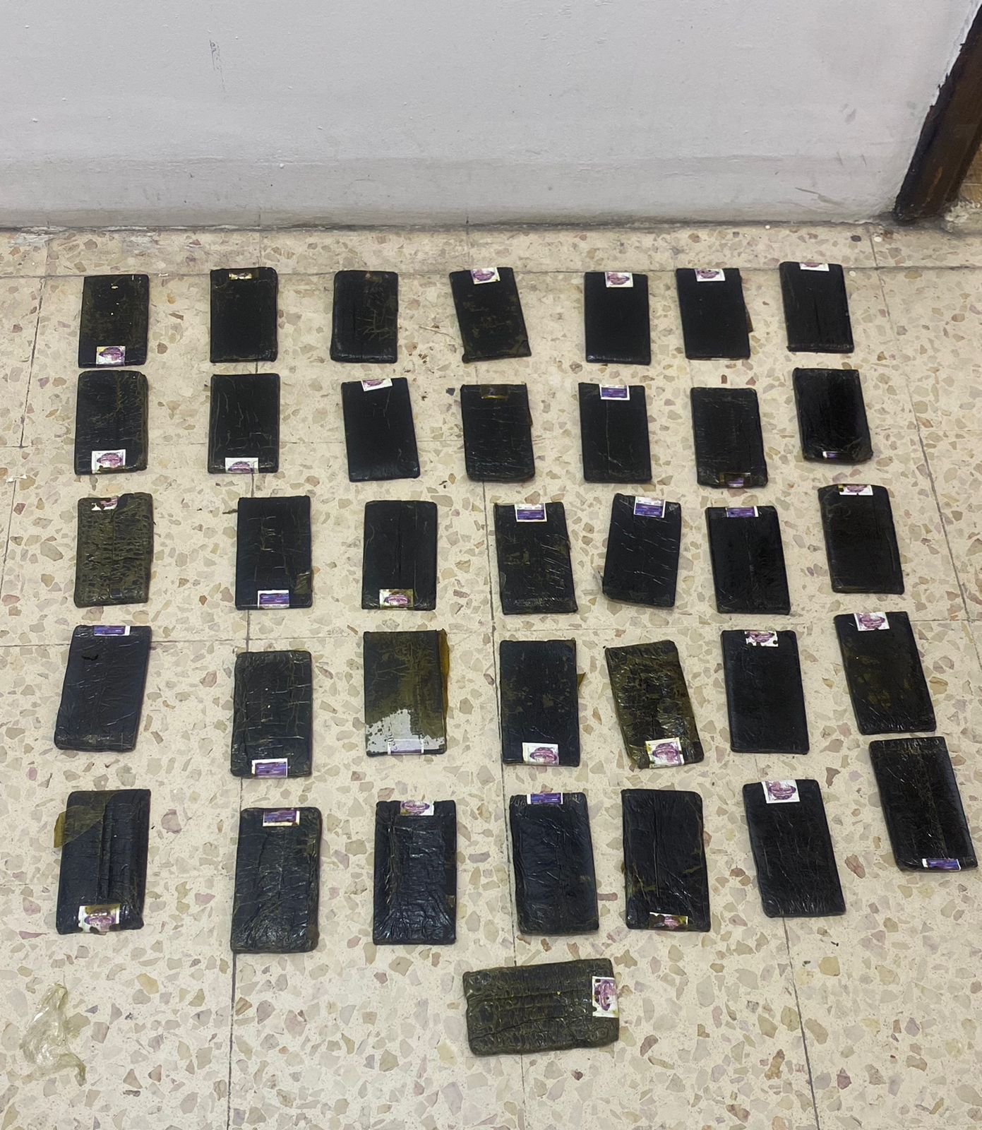 12 تاجرا ومروجا للمخدرات في قبضة الأمن… صور