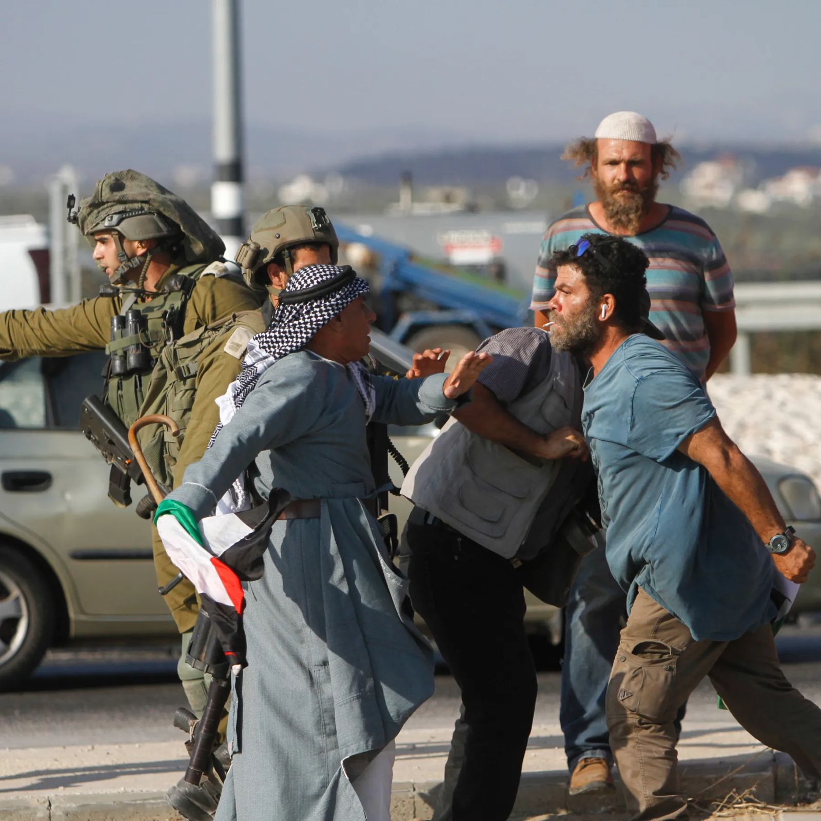 الاحتلال يطلق النيران تجاه قاطفي الزيتون