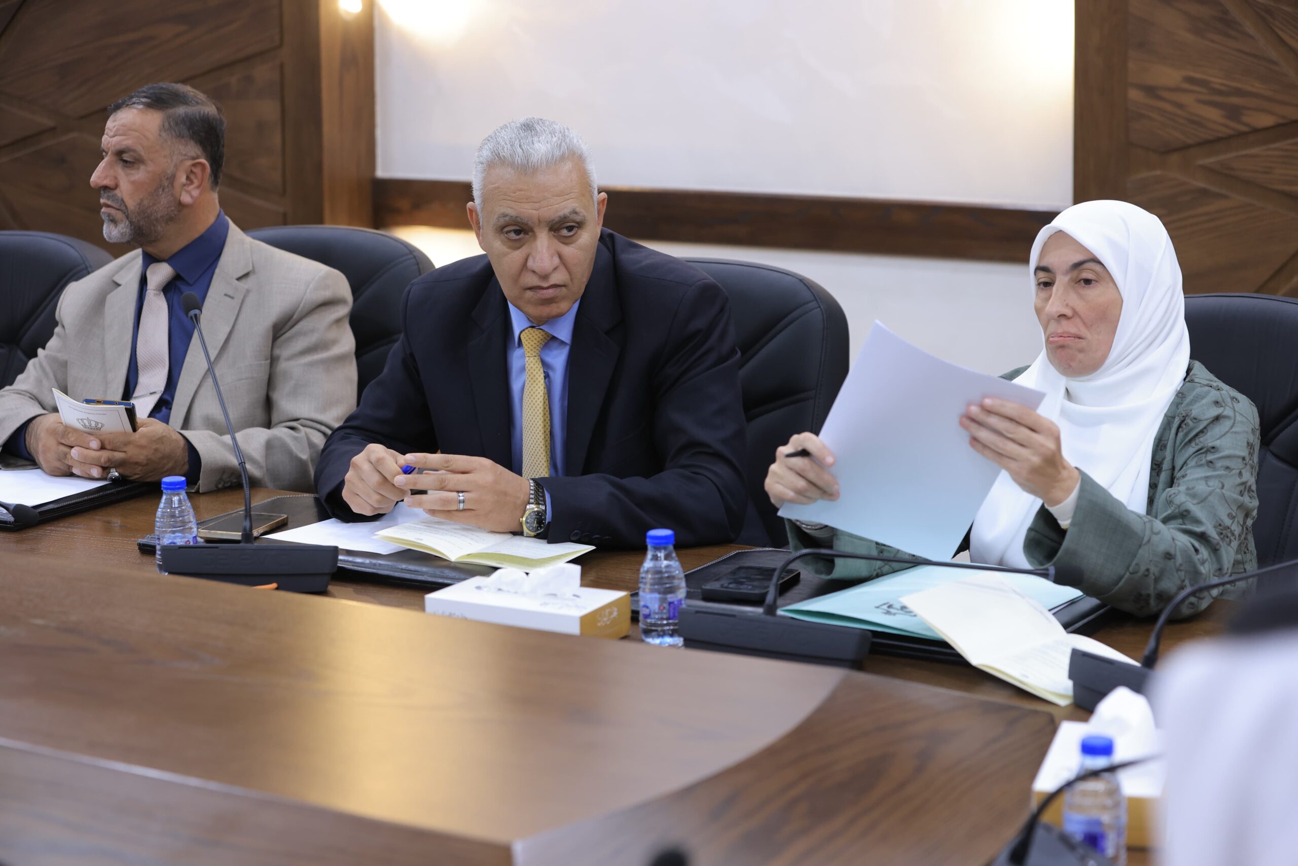 صورة حول : القاضي يترأس اجتماعاً للجنة الرد على خطبة العرش واختيار القيسي رئيساً والعموش للجنة الصياغة القاضي يترأس اجتماعاً للجنة الرد على خطبة العرش واختيار القيسي رئيساً والعموش للجنة الصياغة