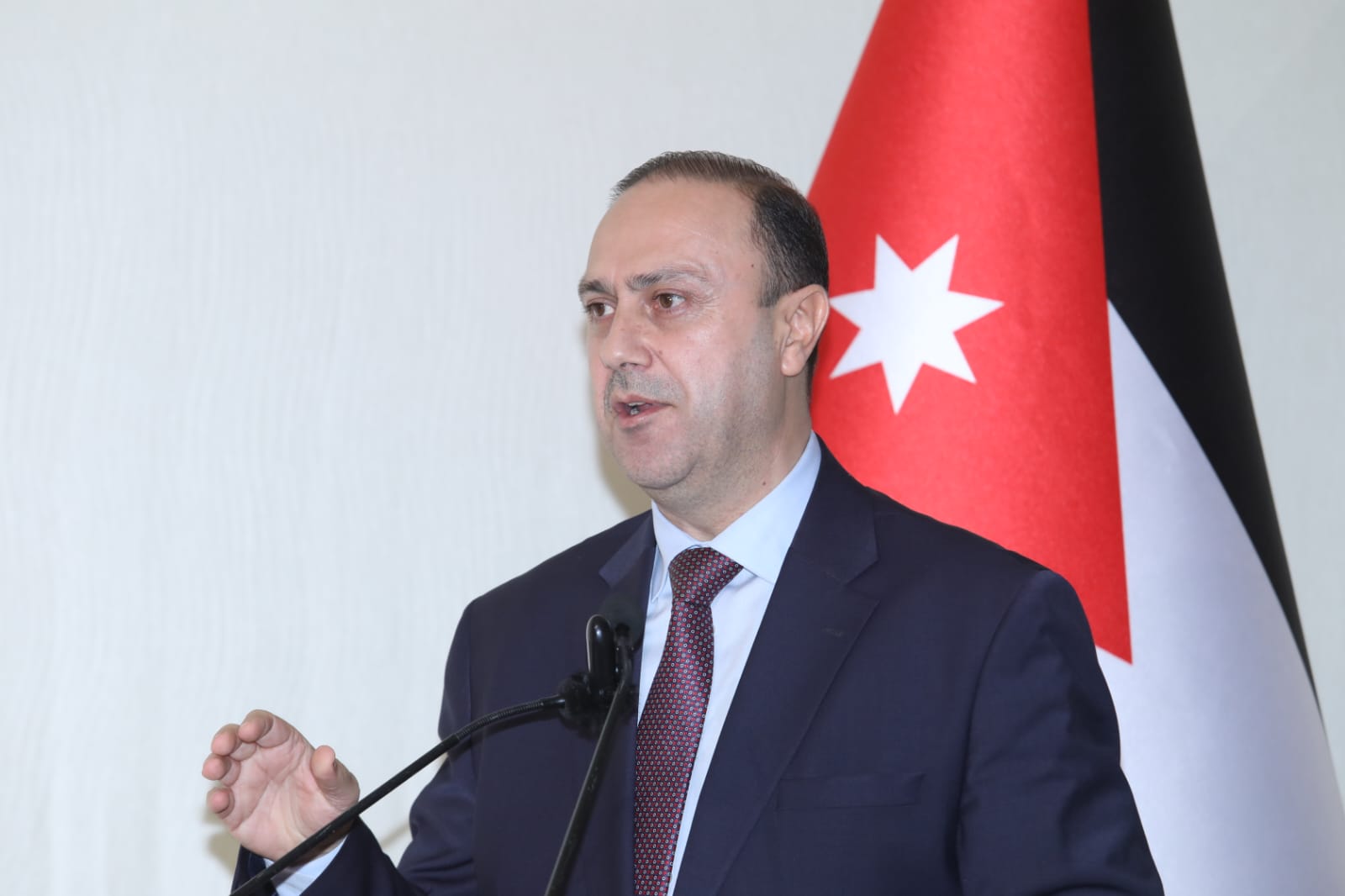 المومني : لا عفو عام ولا تغيير للتوقيت الصيفي في الأردن