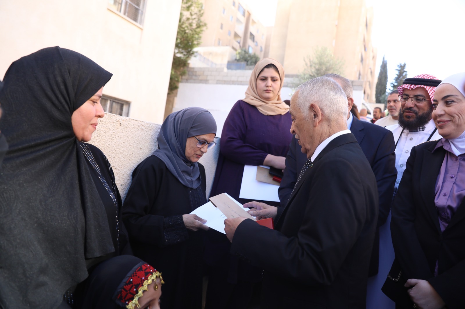 تسليم 10 شقق سكنية للأسر العفيفة في أبو علندا ضمن مبادرة مساكن الأسر العفيفة