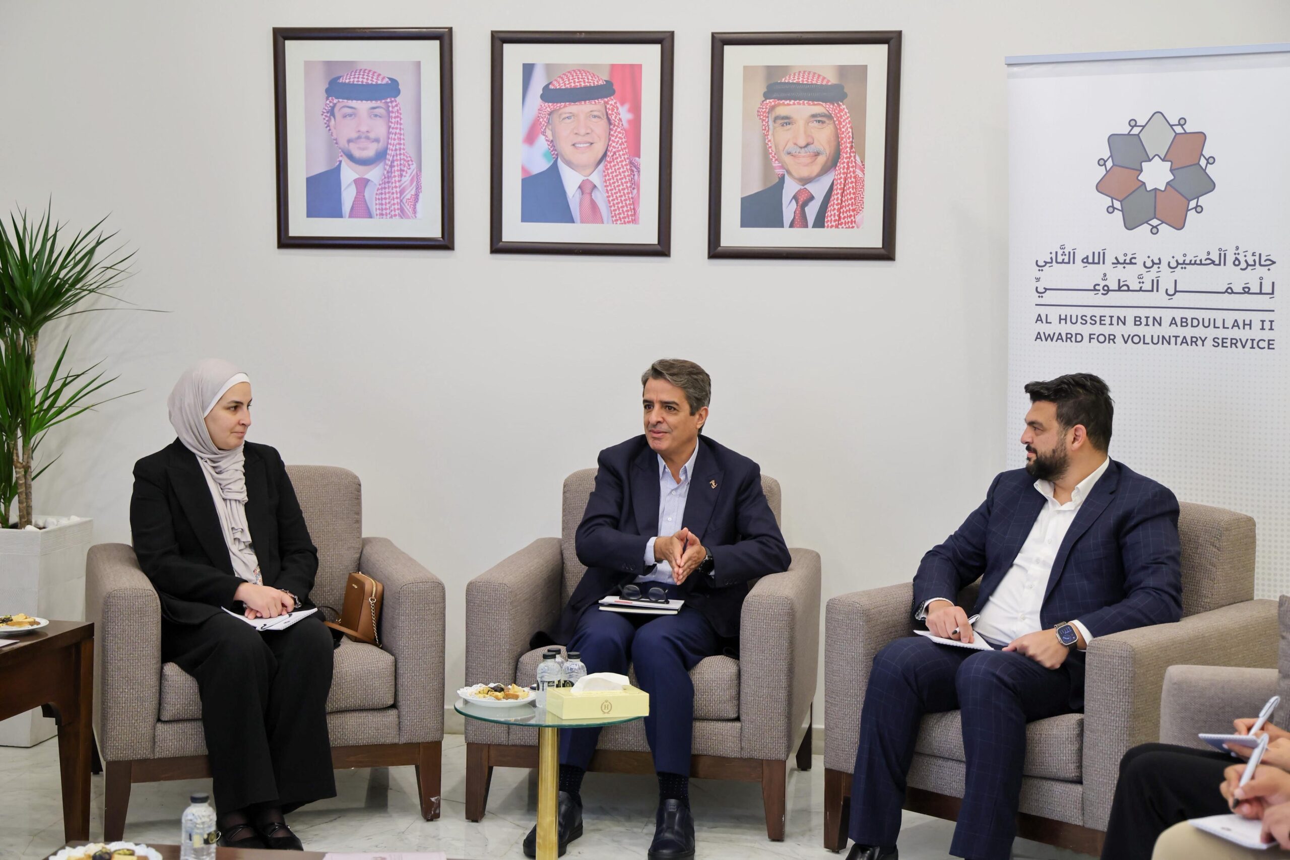 صورة حول : وزير الشباب يلتقي الفائزين بجائزة الحسين بن عبدالله الثاني للعمل التطوعي للدورتين الأولى والثانية وزير الشباب يلتقي الفائزين بجائزة الحسين بن عبدالله الثاني للعمل التطوعي للدورتين الأولى والثانية