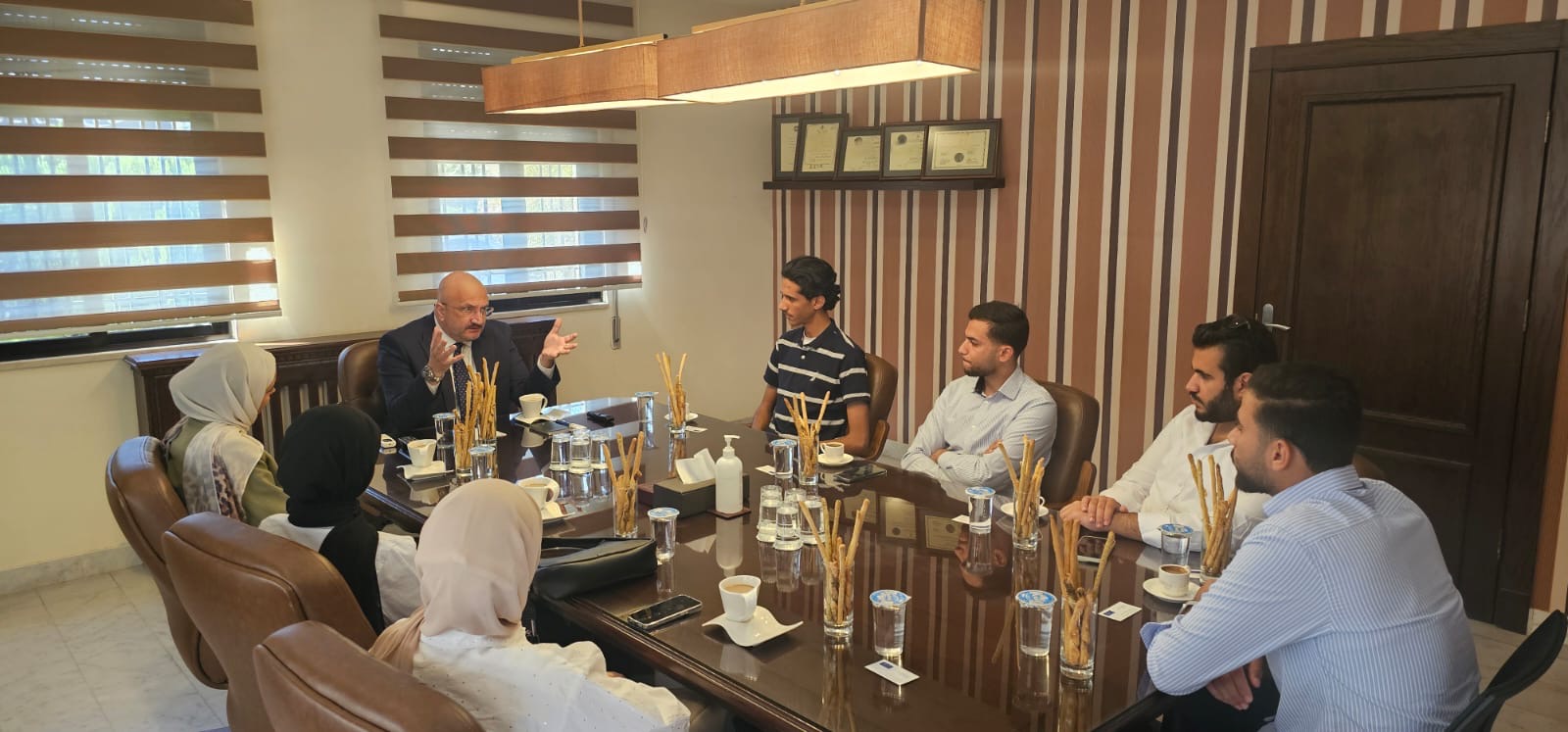 صورة حول : وفد طلابي من الجامعة الهاشمية يلتقي المحامي والخبير القانوني الدكتور يزن دخل الله حدادين وفد طلابي من الجامعة الهاشمية يلتقي المحامي والخبير القانوني الدكتور يزن دخل الله حدادين