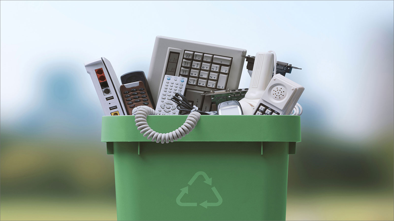 صورة حول : النفايات الإلكترونية… خطر صامت يلاحق الأطفال النفايات الإلكترونية… خطر صامت يلاحق الأطفال