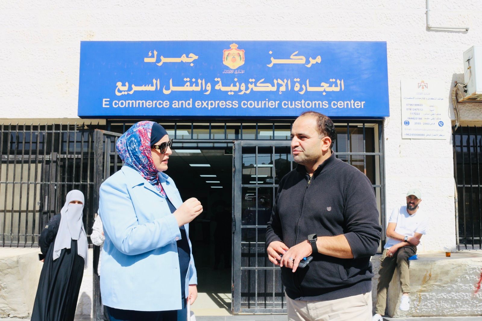 مدير الغذاء والدواء تتفقد مكتب المؤسسة في مركز جمرك التجارة الإلكترونية والنقل السريع