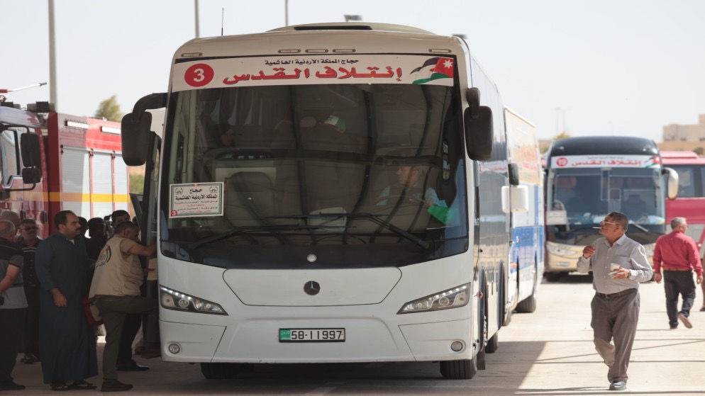 الحكومة تبحث تحديات قرار السعودية بشأن الحافلات الأردنية لموسم الحج