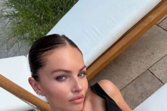 تيلان بلوندو تتألق في أسبوع الموضة بباريس… هل جمالها طبيعي؟