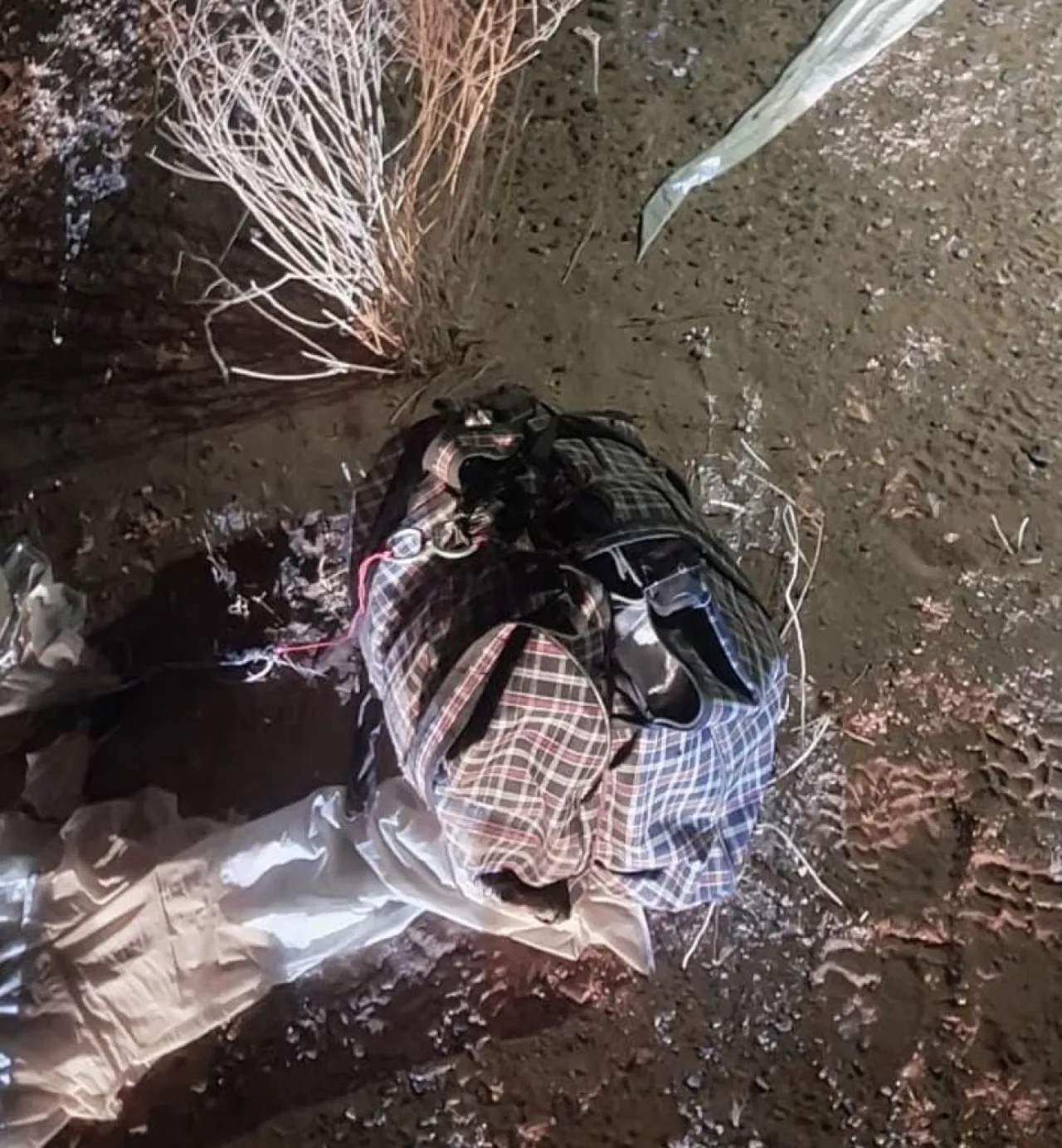 صورة حول : الجيش الأردني يحبط تهريب مخدرات عبر بالونات بدائية الصنع الجيش الأردني يحبط تهريب مخدرات عبر بالونات بدائية الصنع