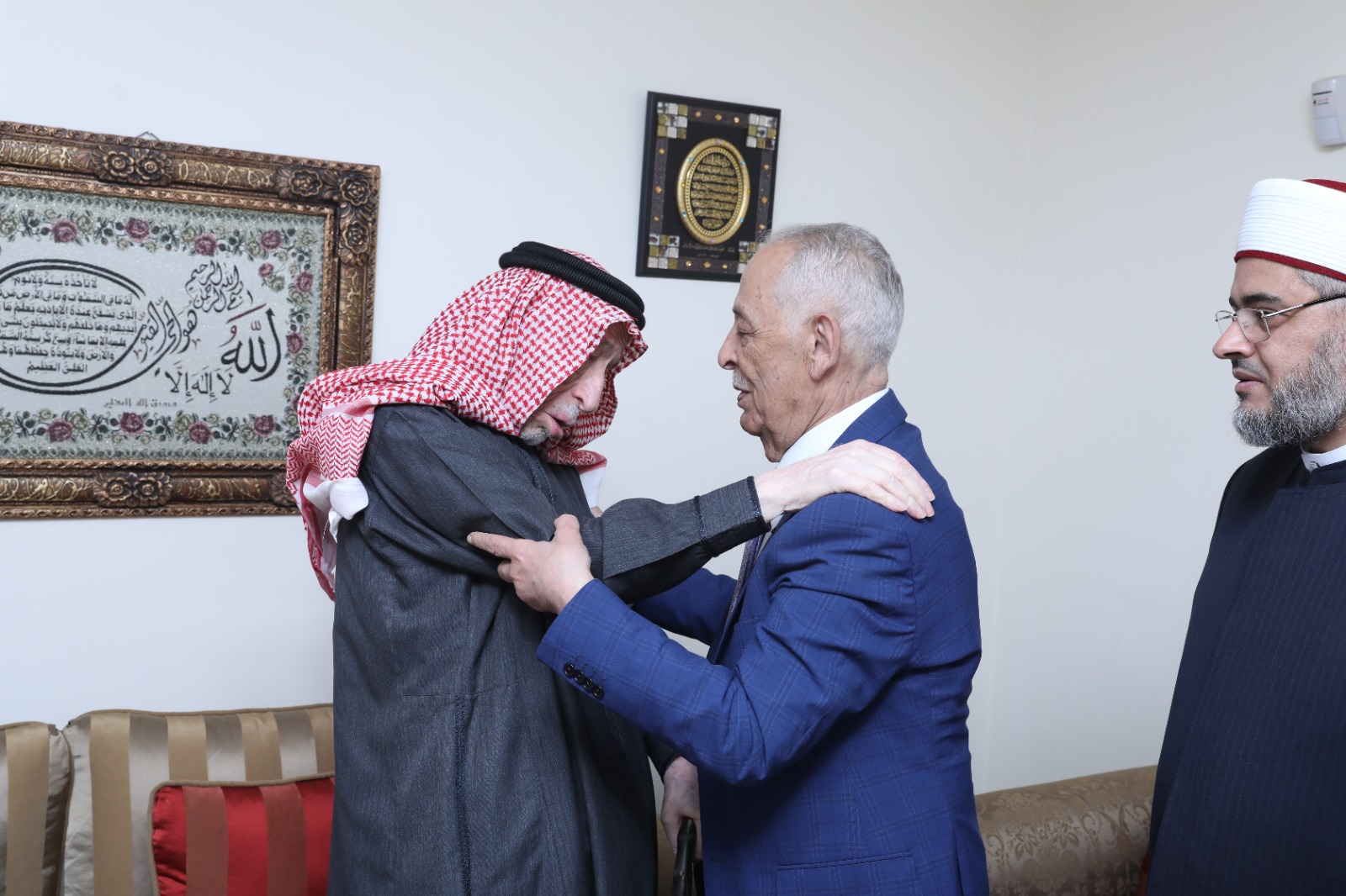 العيسوي ينقل تمنيات الملك وولي العهد للوزيرين العكور وأبو عين بتمام الصحة