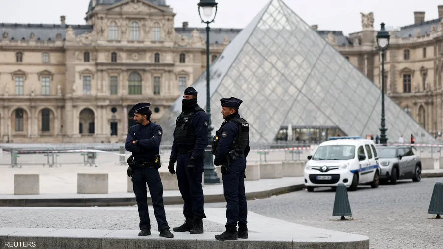 صورة حول : خلال 7 دقائق فقط .. مجوهرات "لا تقدر بثمن" تُسرق من متحف اللوفر خلال 7 دقائق فقط .. مجوهرات "لا تقدر بثمن" تُسرق من متحف اللوفر