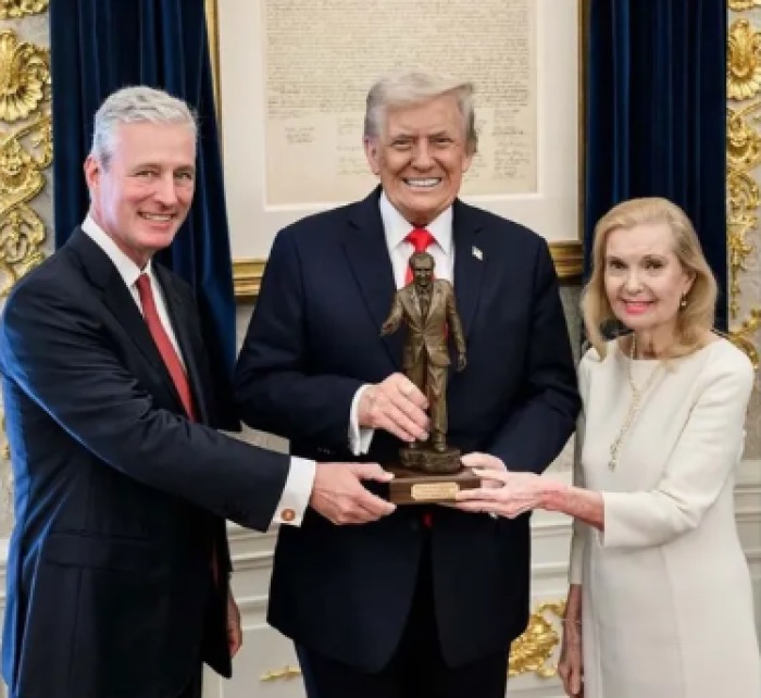 صورة حول : ترامب يتسلم جائزة "مهندس السلام" من مؤسسة نيكسون ترامب يتسلم جائزة "مهندس السلام" من مؤسسة نيكسون