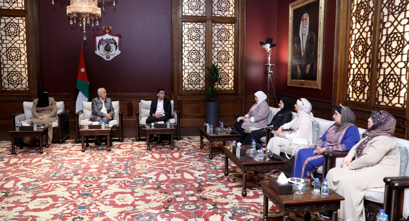 رئيس الديوان الملكي يلتقي وفدًا من مبادرة "نشميات العقبة"صور"