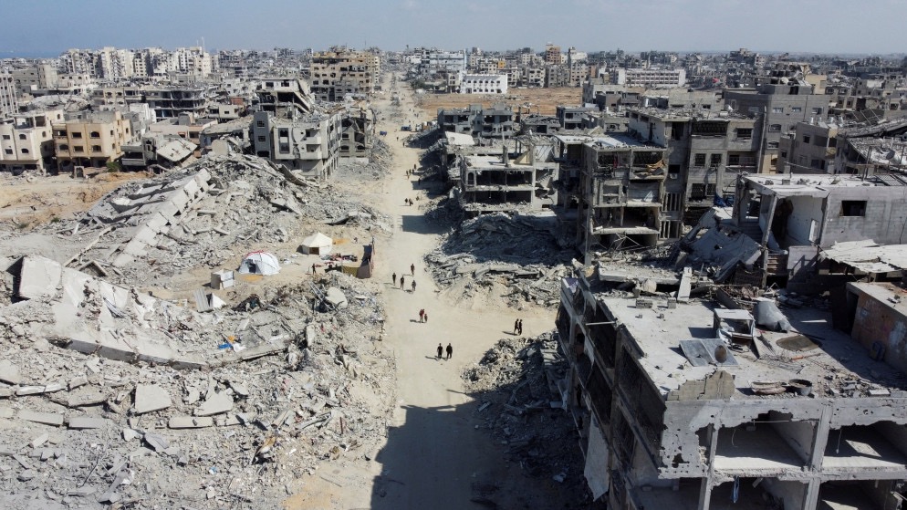 غزة تكافح لاستعادة الحياة وسط الركام والنفايات