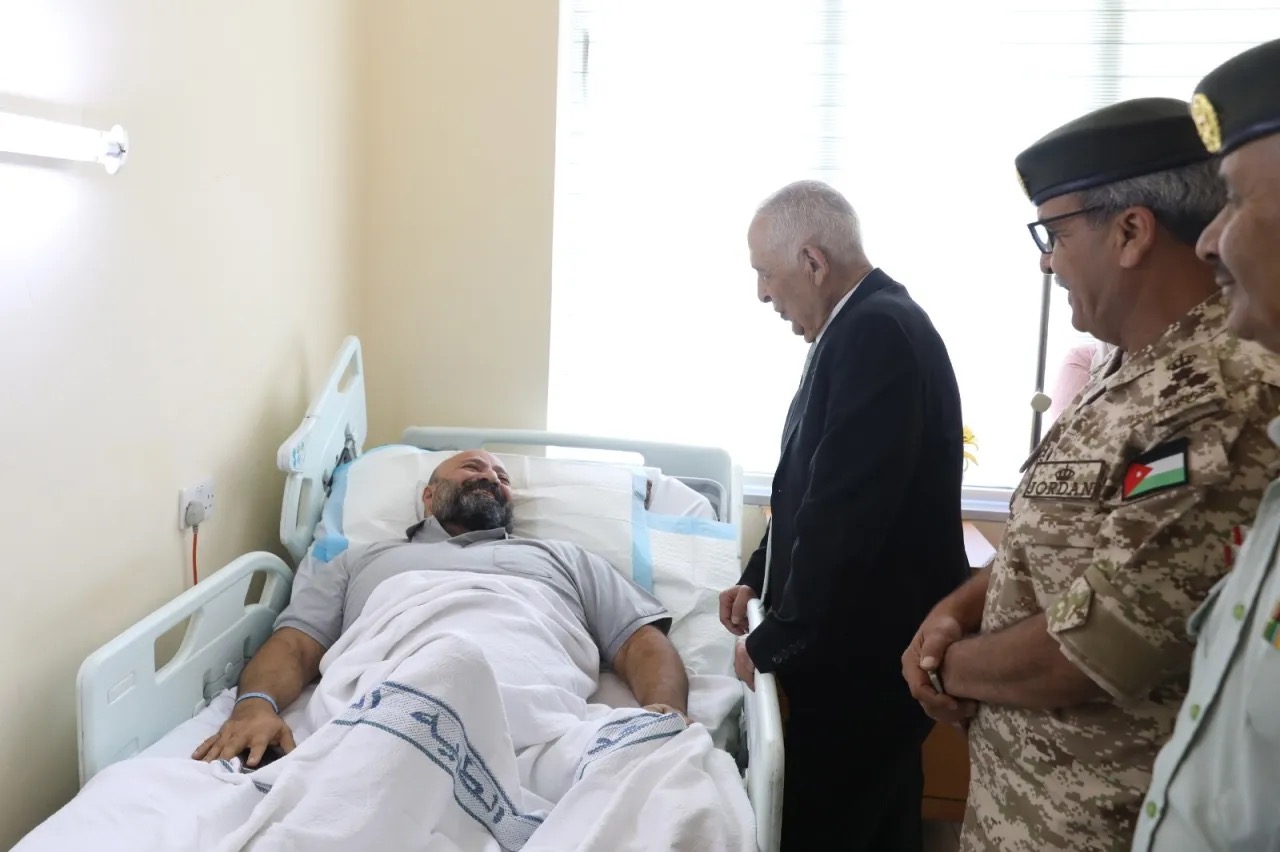 العيسوي يطمئن على البطل البارالمبي وصفي الفريحات بعد إصابتهما