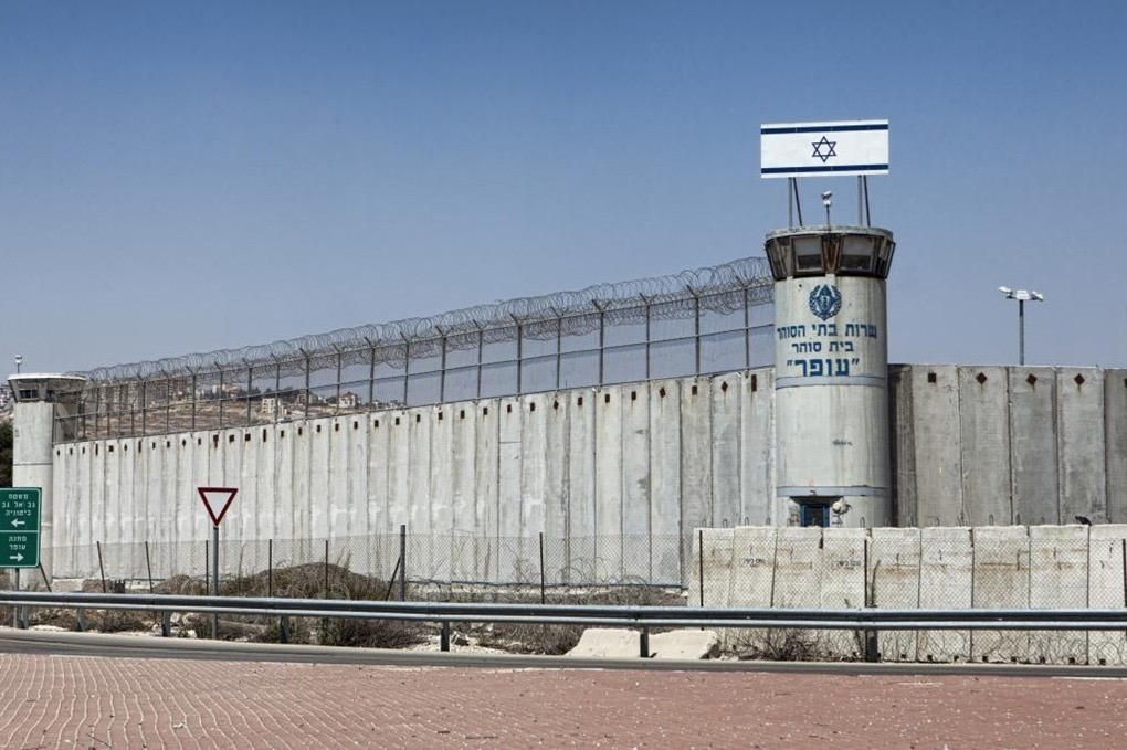 قوات الاحتلال ترمي قنابل دخان على الصحفيين