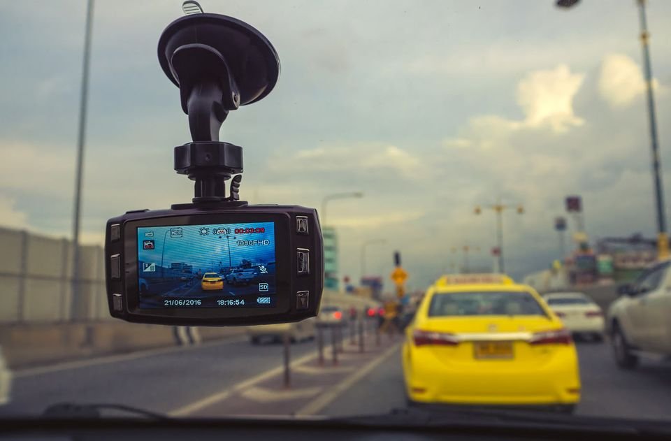 صورة حول : شاب ينجو من ابتزاز فتاة قاصر بفضل كاميرات المركبة شاب ينجو من ابتزاز فتاة قاصر بفضل كاميرات المركبة