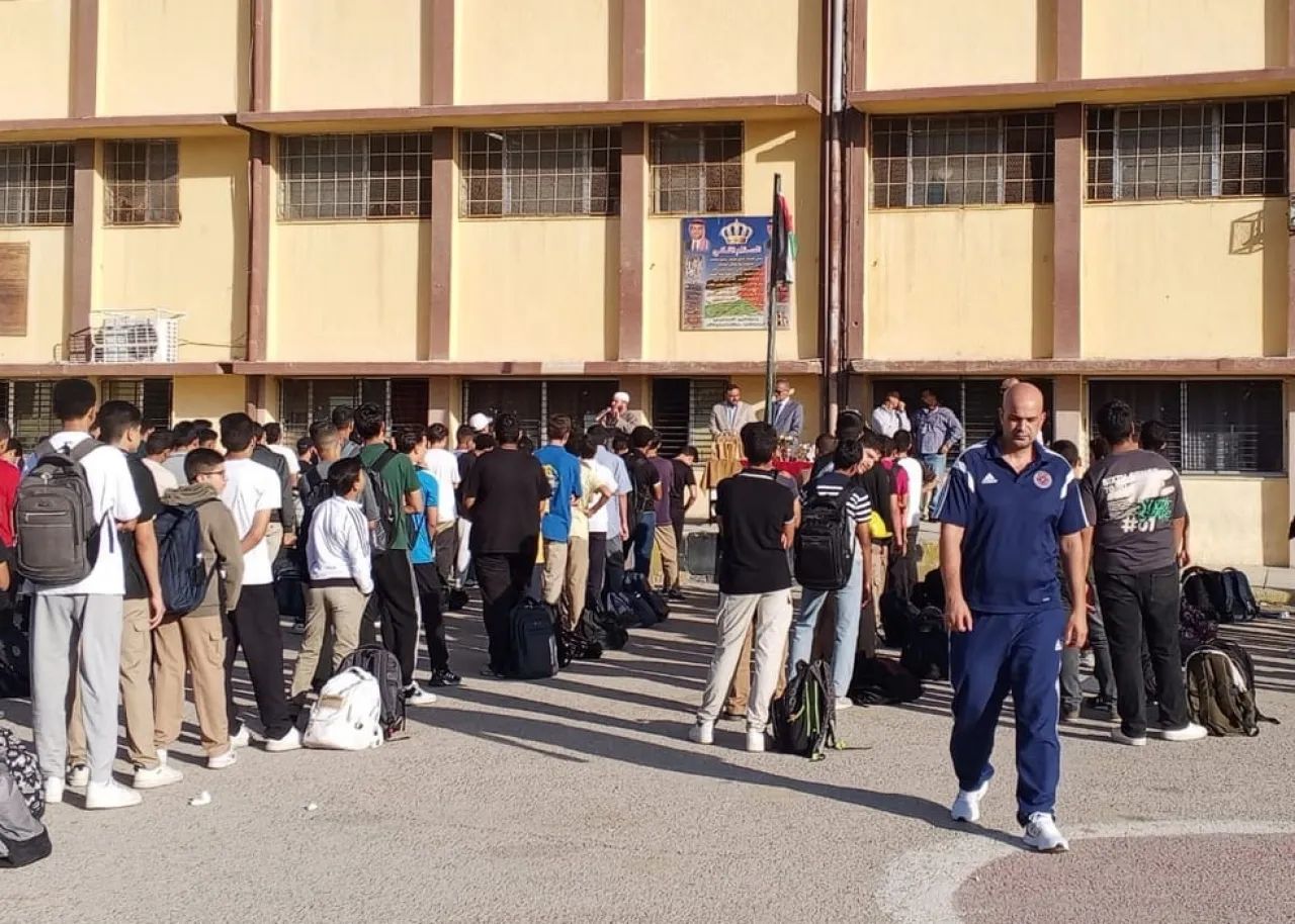 مدير مدرسة ينشر أسماء الطلبة المتغيبين على فيس بوك