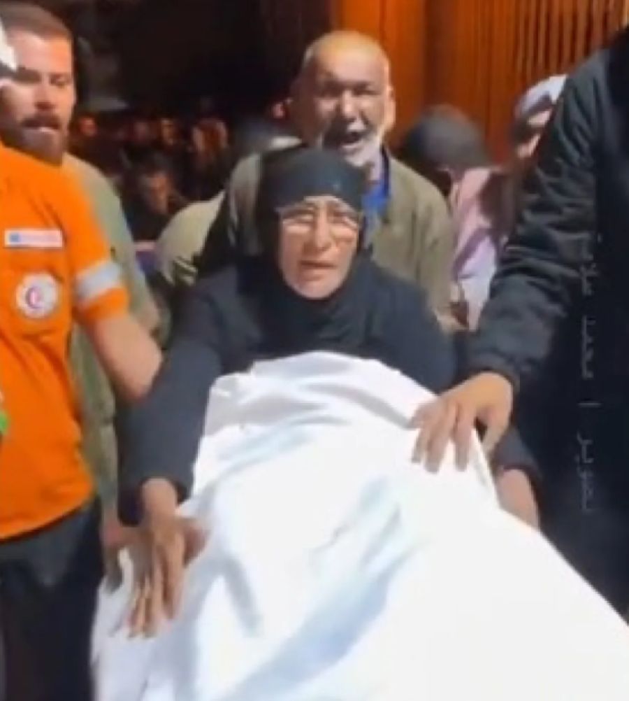 صورة حول : غزية تودع 7 أفراد من عائلتها نتيجة القصف الإسرائيلي غزية تودع 7 أفراد من عائلتها نتيجة القصف الإسرائيلي