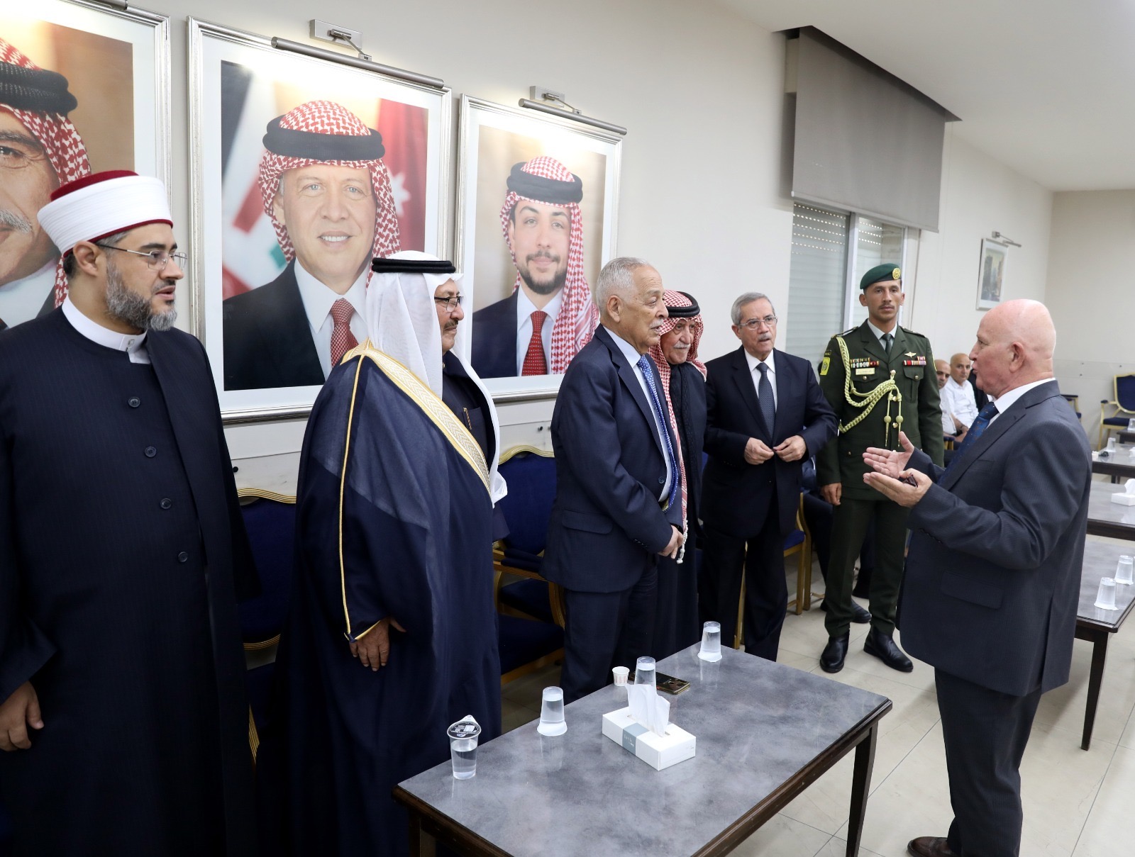 صورة حول : مندوبا عن الملك وولي العهد. العيسوي يعزي عشيرة المجالي"صورة" مندوبا عن الملك وولي العهد. العيسوي يعزي عشيرة المجالي"صورة"