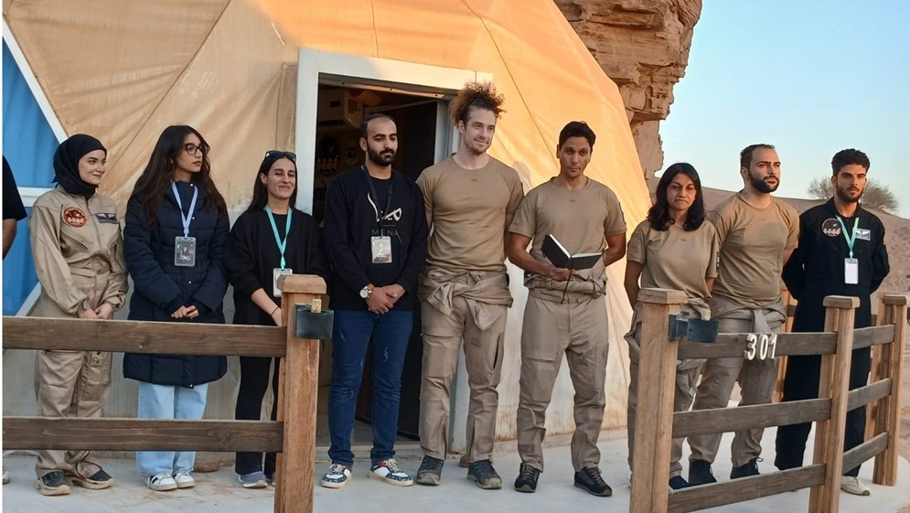 اربعة رواد فضاء ينفذون تجربة محاكاة المريخ في صحراء