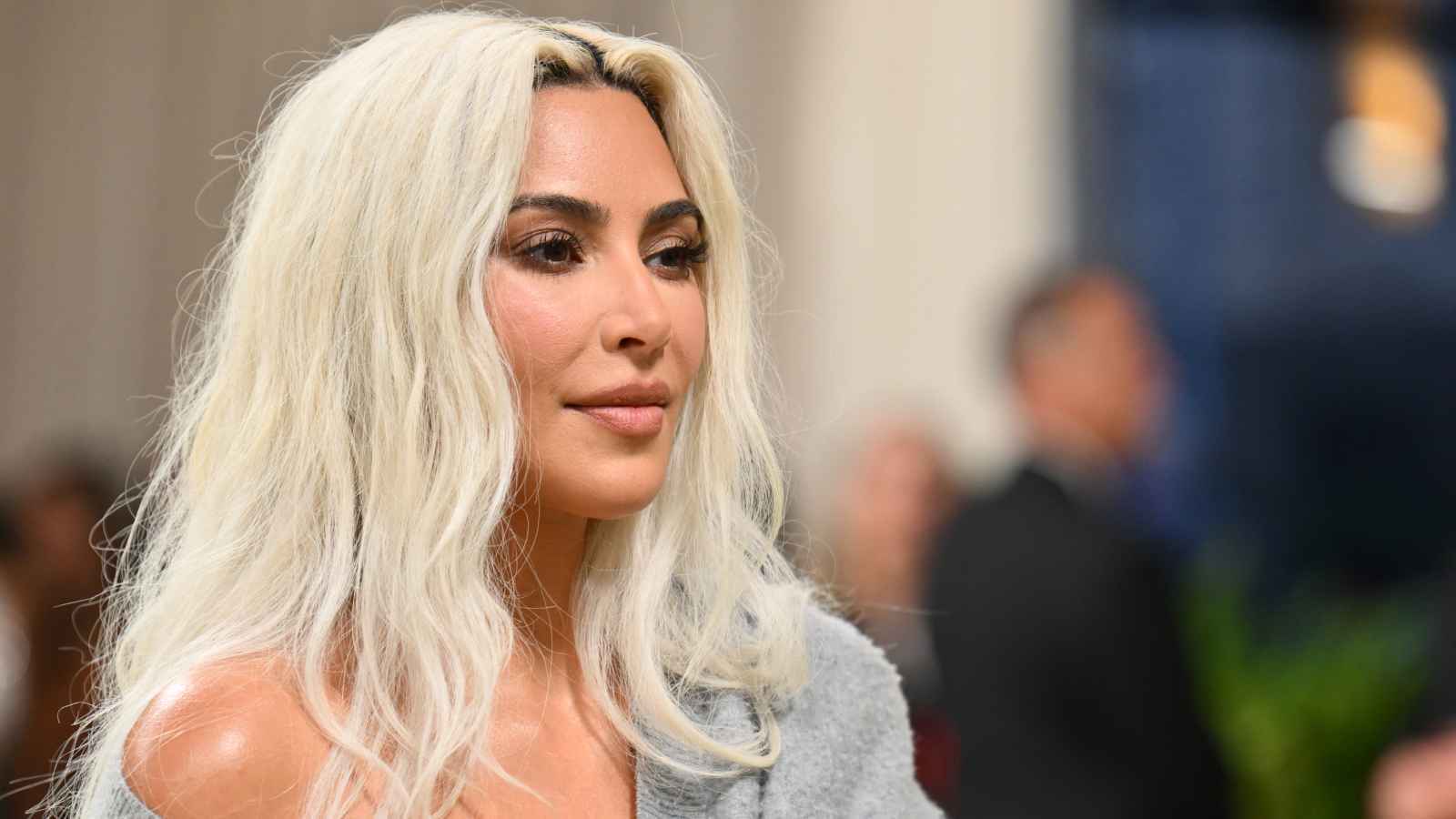 كيم كارداشيان تطمئن جمهورها بعد إصابتها بتمدد الأوعية الدماغية