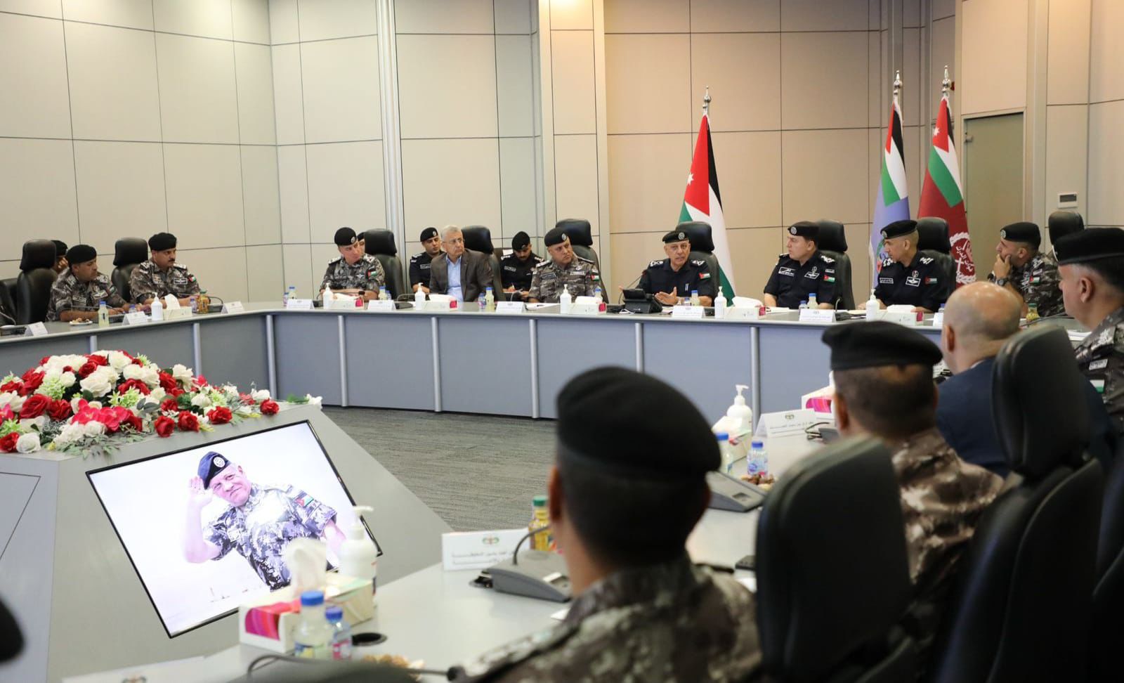 صورة حول : اللواء المعايطة يزور قيادة قوات الدرك ويؤكد على جاهزيتها العالية وحرفية منتسبيها اللواء المعايطة يزور قيادة قوات الدرك ويؤكد على جاهزيتها العالية وحرفية منتسبيها