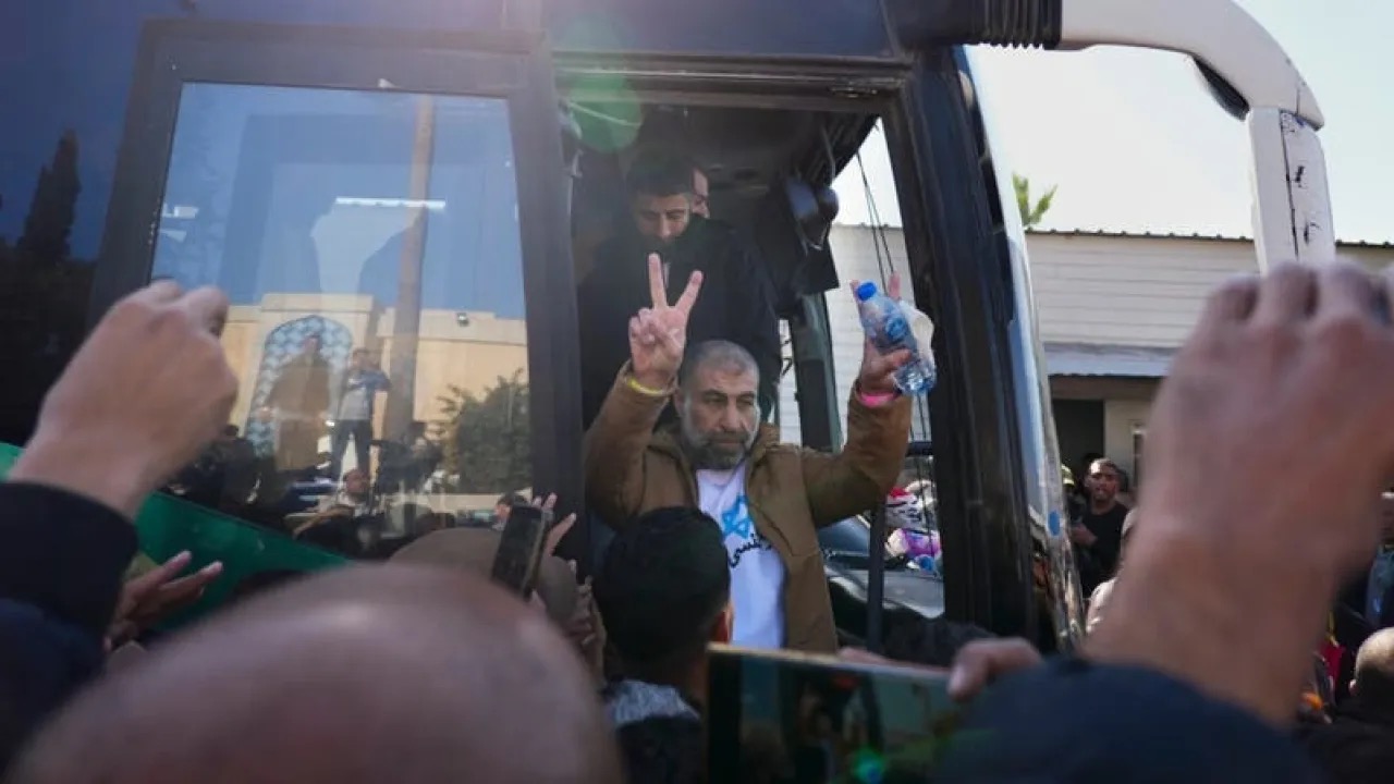 عاجل | انطلاق تنفيذ صفقة تبادل الأسرى في القطاع