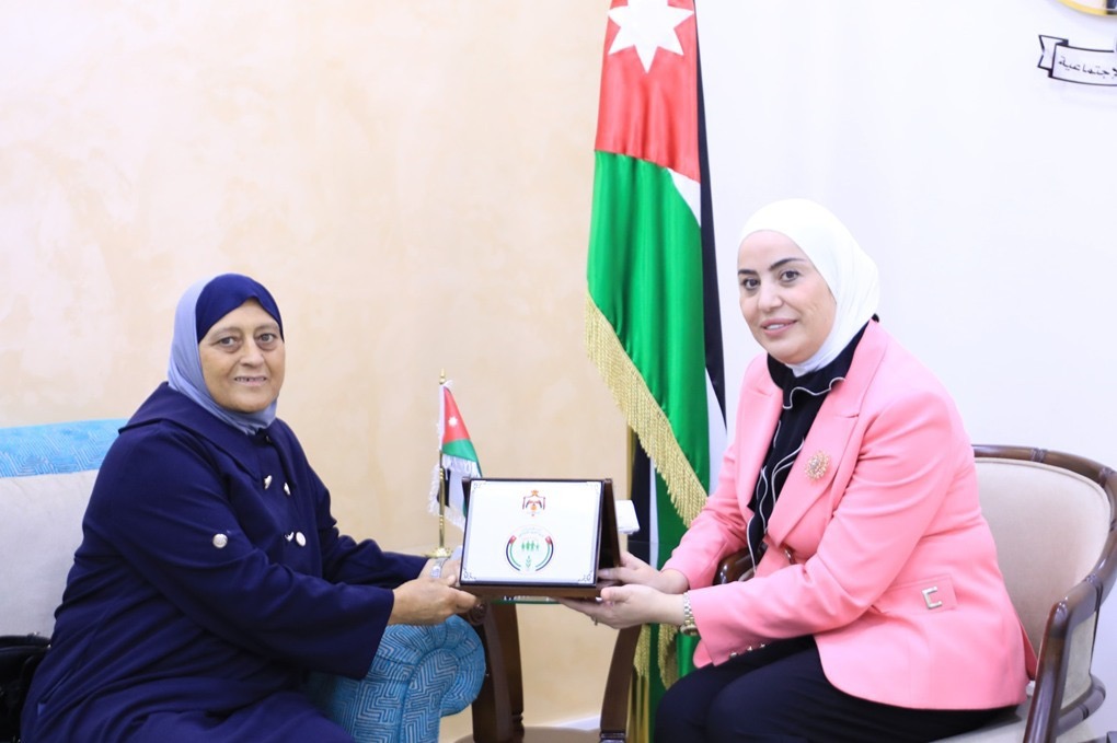 صورة حول : وزيرة التنمية الاجتماعية تكرم الفائزة بجائزة المرأة العربية عدلة الطويسي وزيرة التنمية الاجتماعية تكرم الفائزة بجائزة المرأة العربية عدلة الطويسي