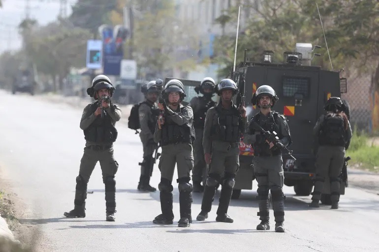 الاحتلال يشن اقتحامات ويفرض اعتقالات ويقيد الحركة في نابلس والقدس