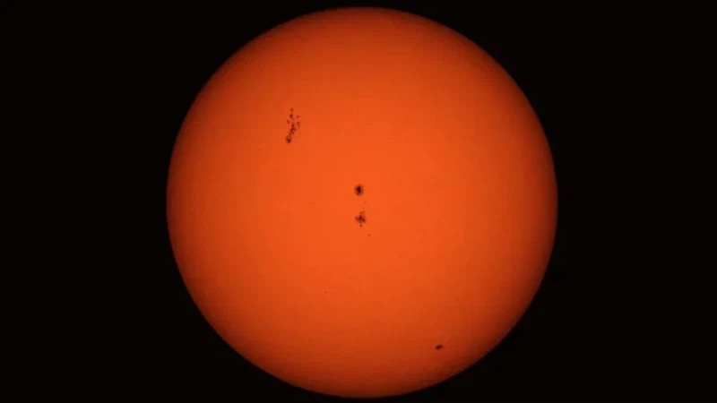 رصد بقع شمسية كبيرة قد تؤدي إلى توهّجات وعواصف شمسية بالسعودية