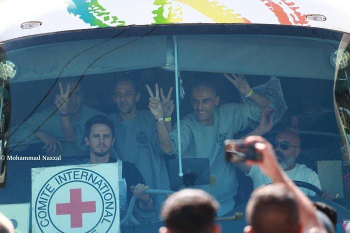 كاتس يمنع زيارات الصليب الأحمر ويدفع لتطبيق قانون إعدام الأسرى