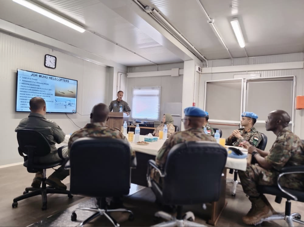 صورة حول : رئيس أركان المونسكو يزور وحدة الطائرات العمودية الأردنية رئيس أركان المونسكو يزور وحدة الطائرات العمودية الأردنية