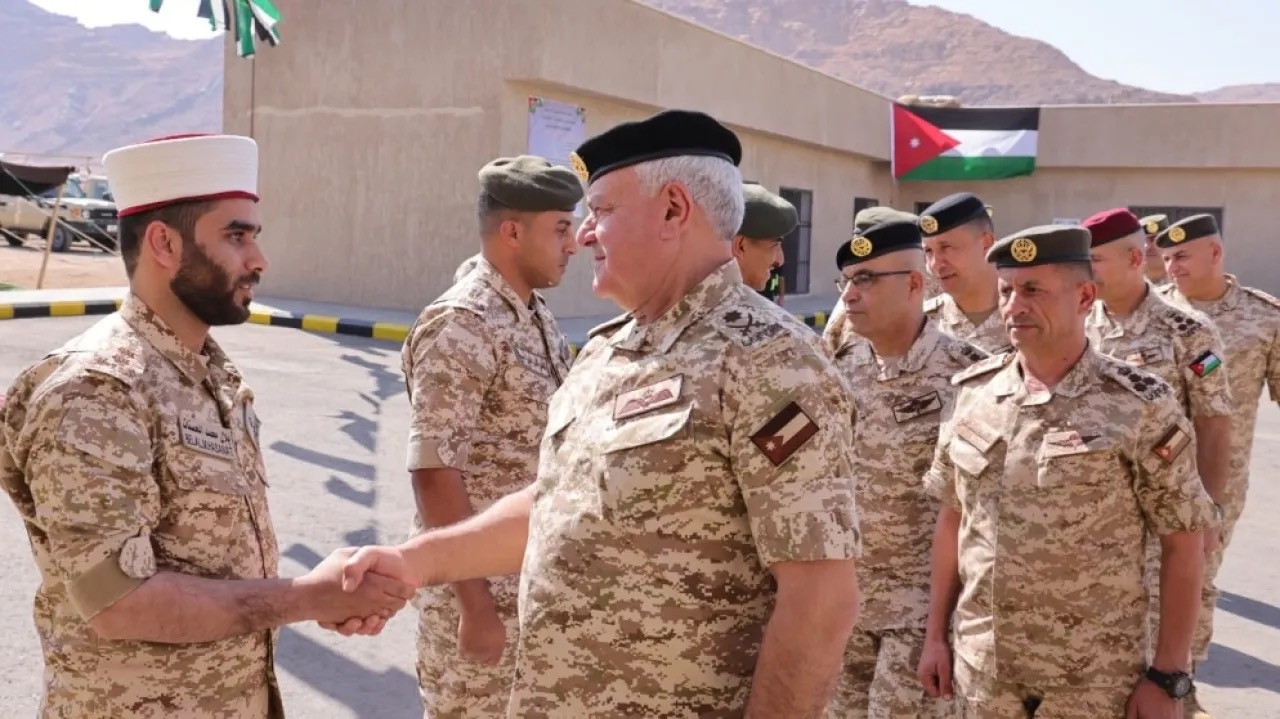 صورة حول : الحنيطي يتفقد كتيبة حرس الحدود ويشيد بأدائها الحنيطي يتفقد كتيبة حرس الحدود ويشيد بأدائها