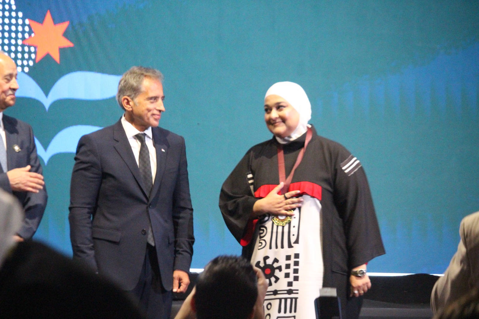 صورة حول : جعفر حسان يكرم 100 شركة صناعية في الأردن .. فيديو وصور جعفر حسان يكرم 100 شركة صناعية في الأردن .. فيديو وصور