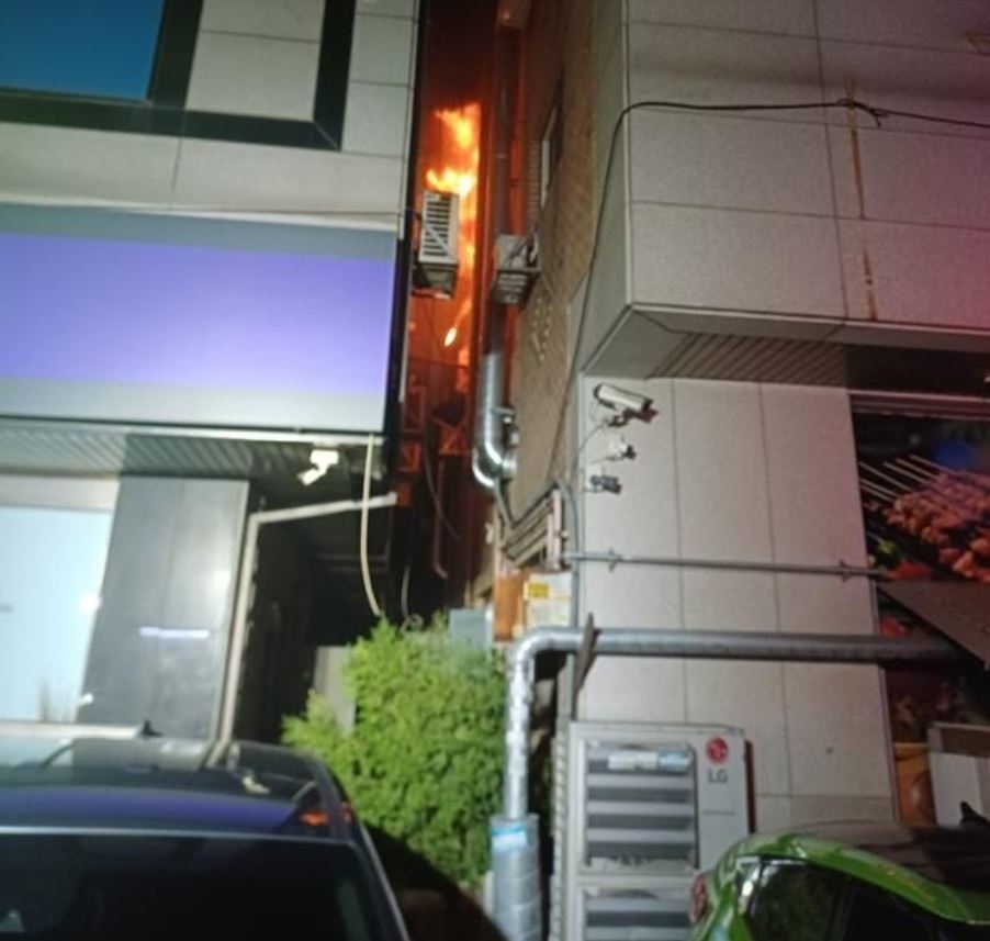 صورة حول : محاولة قتل صرصور تتحول إلى كارثة… مقتل جارة واصابة اخرين محاولة قتل صرصور تتحول إلى كارثة… مقتل جارة واصابة اخرين