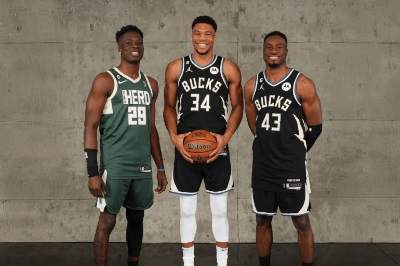 صورة حول : ثلاثة أشقاء يشكلون تاريخًا جديدًا في باكس ثلاثة أشقاء يشكلون تاريخًا جديدًا في باكس