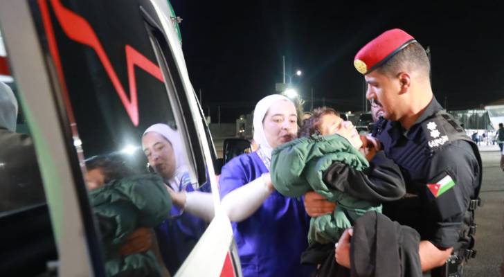 القوات المسلحة الأردنية تُجلّي الدفعة الرابعة عشر من أطفال غزة