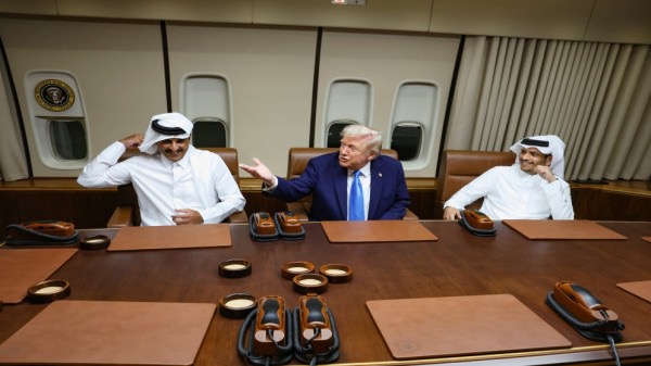 صورة حول : ترامب يلتقي أمير قطر ورئيس الوزراء في قاعدة العديد الجوية ترامب يلتقي أمير قطر ورئيس الوزراء في قاعدة العديد الجوية