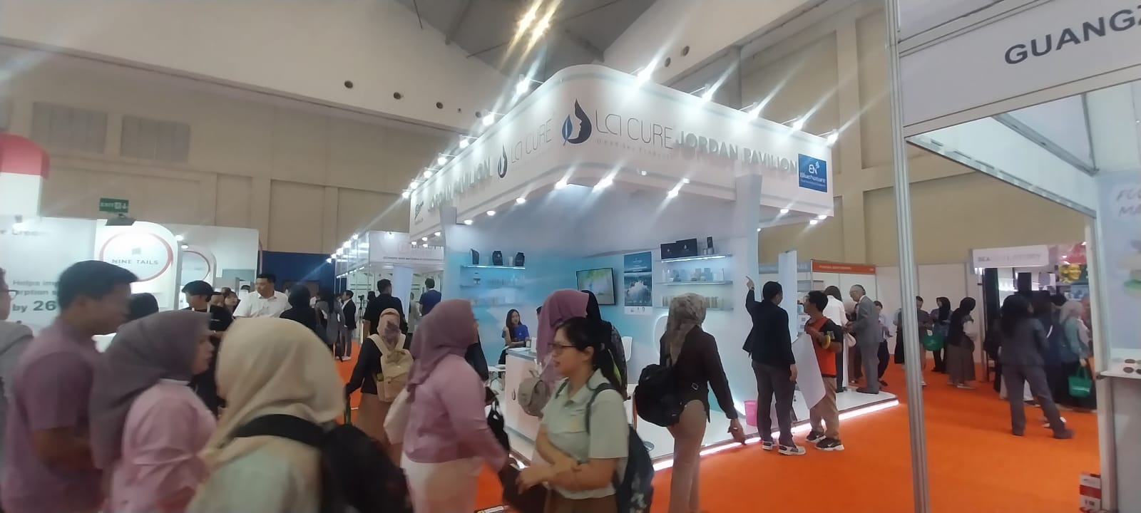 صورة حول : الأردن يحصل على جائزة افضل جناح في معرض لمستحضرات التجميل في أندونيسيا الأردن يحصل على جائزة افضل جناح في معرض لمستحضرات التجميل في أندونيسيا