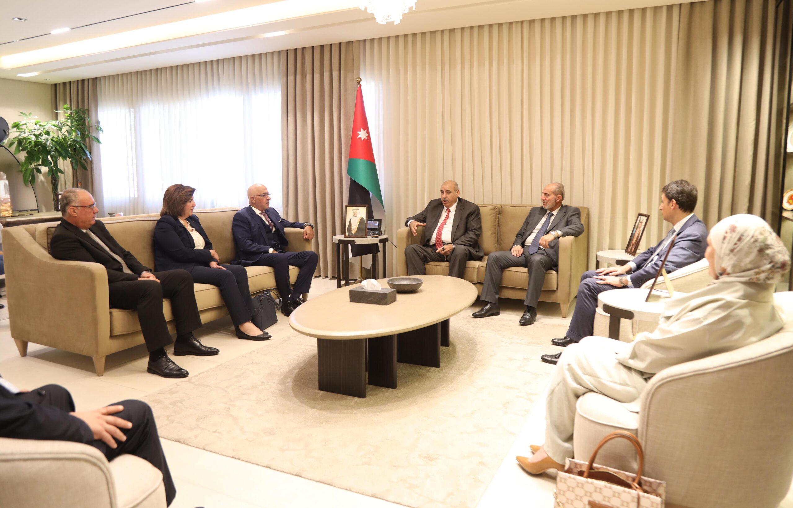 صورة حول : القاضي يلتقي رئيس وأعضاء مجلس مفوضي الهيئة المستقلة للانتخاب القاضي يلتقي رئيس وأعضاء مجلس مفوضي الهيئة المستقلة للانتخاب