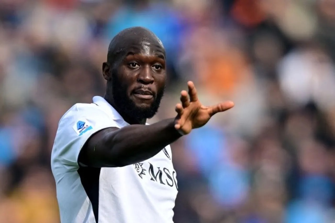 لوكاكو يكشف عن تعرضه للابتزاز بشأن جثمان والده