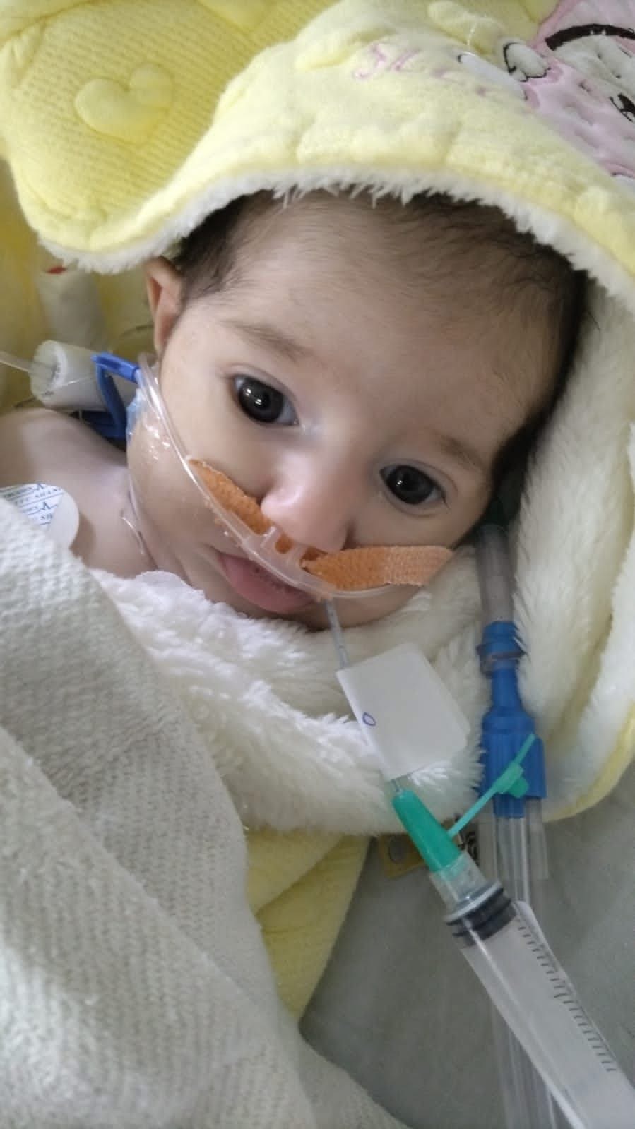 صورة حول : أنقذوا طفلتي.. أب يناشد العالم لإنقاذ طفلته أنقذوا طفلتي.. أب يناشد العالم لإنقاذ طفلته