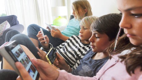 دراسة تحذر: مواقع التواصل الاجتماعي تقلص قدرات الأطفال العقلية وتضعف تحصيلهم الدراسي