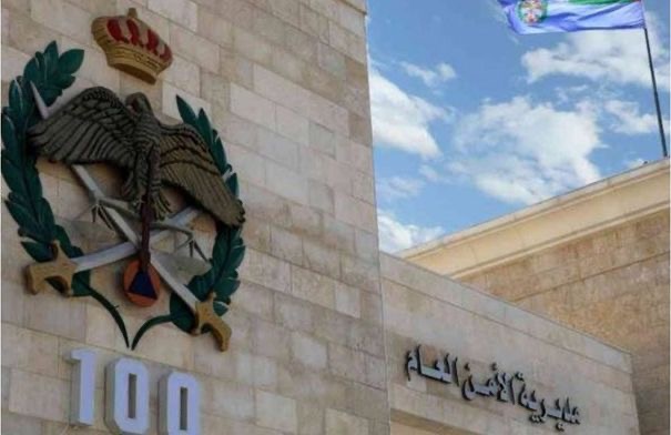 الدفاع المدني يخمد حريق مركبة