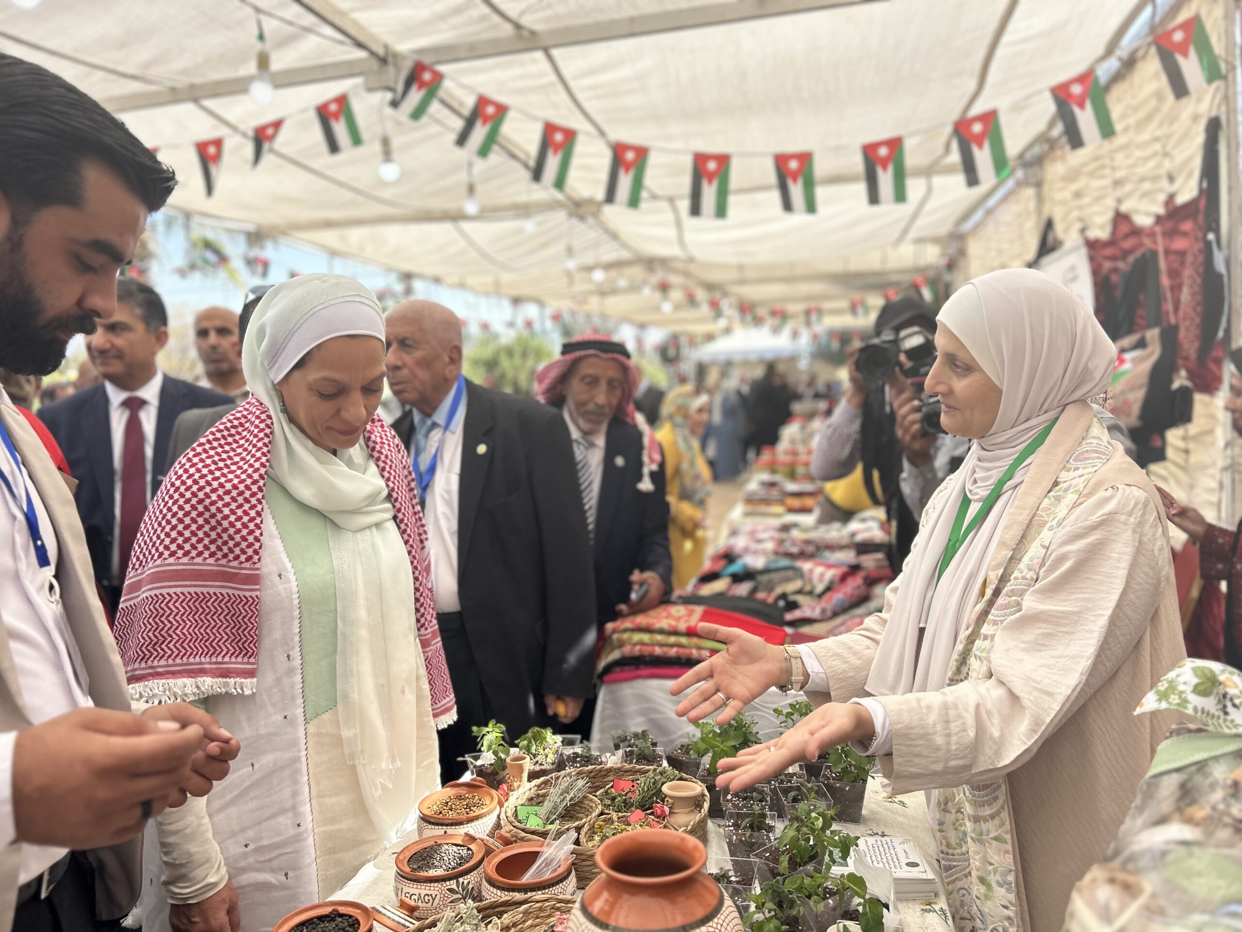 الأميرة بسمة بنت علي تفتتح بازار المزارع في حدائق الملك عبدالله الثاني .. فيديو وصور