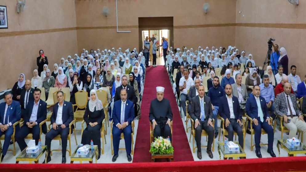 وزير الأوقاف يكرم أوائل الثانوية