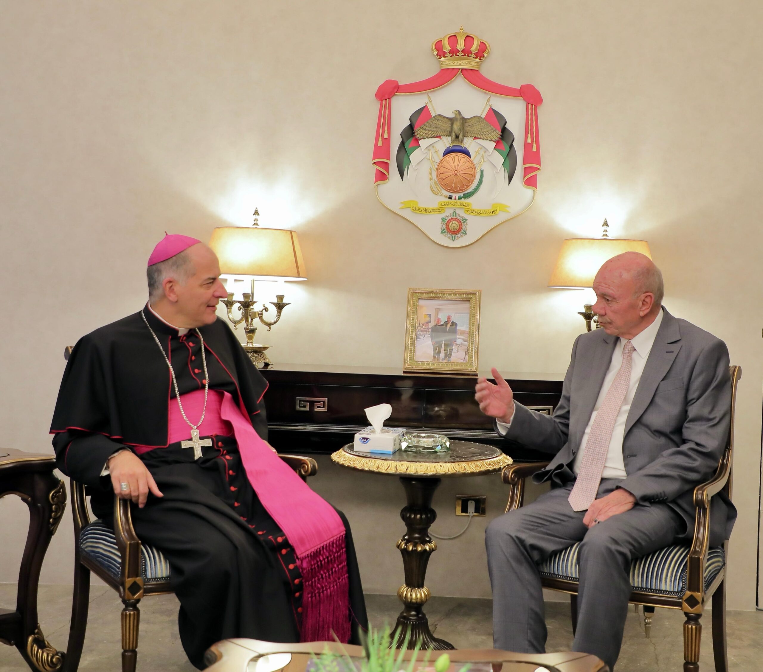 صورة حول : رئيس مجلس الأعيان يجتمع بسفير الفاتيكان وسفيرة التشيك رئيس مجلس الأعيان يجتمع بسفير الفاتيكان وسفيرة التشيك