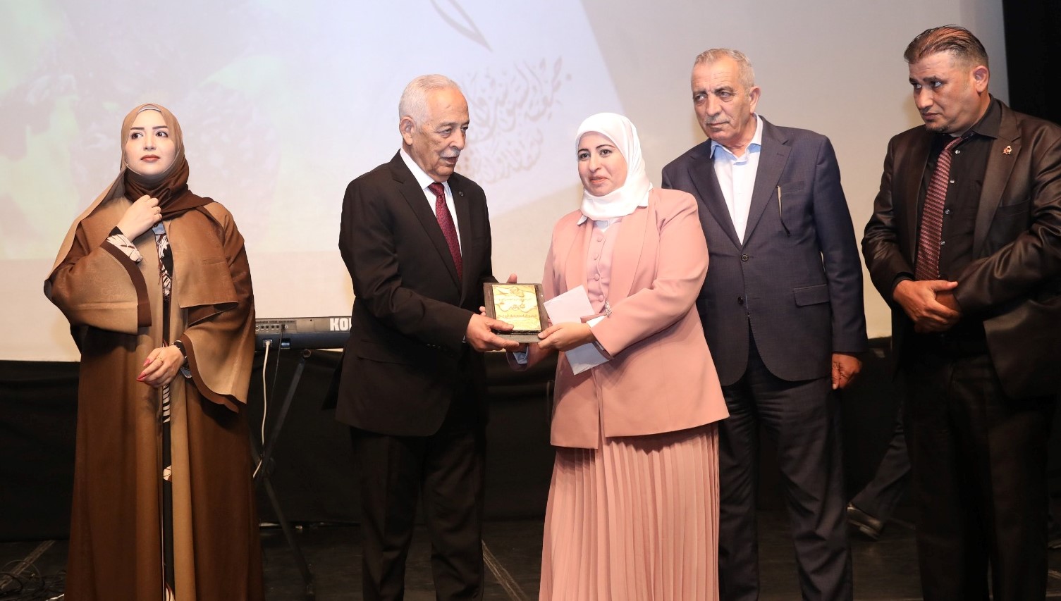 العيسوي يرعى حفل إشهار رواية "الشقرا والقمر" للروائية اليمنية منار علي