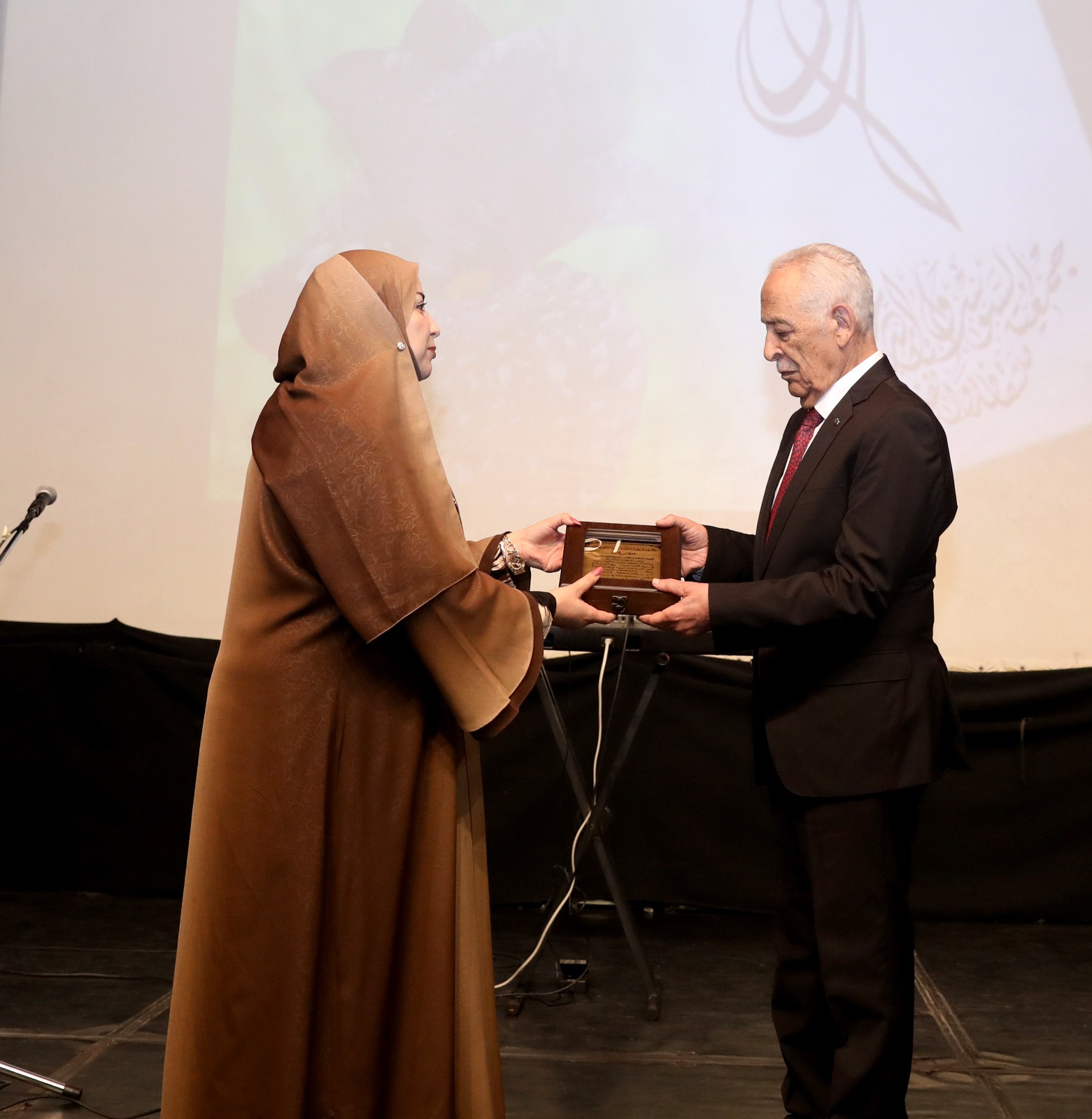 العيسوي يرعى حفل إشهار رواية "الشقرا والقمر" للروائية اليمنية منار علي