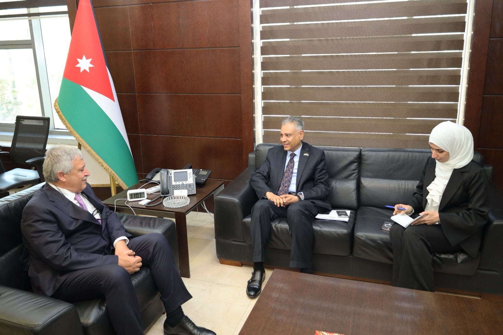 صورة حول : وزير النقل يبحث مع السفير اليمني تعزيز التعاون في مجالات النقل وزير النقل يبحث مع السفير اليمني تعزيز التعاون في مجالات النقل